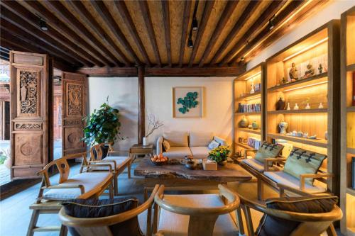 a living room with chairs and a couch at Dali Old Courtyard Boutique Inn in Dali
