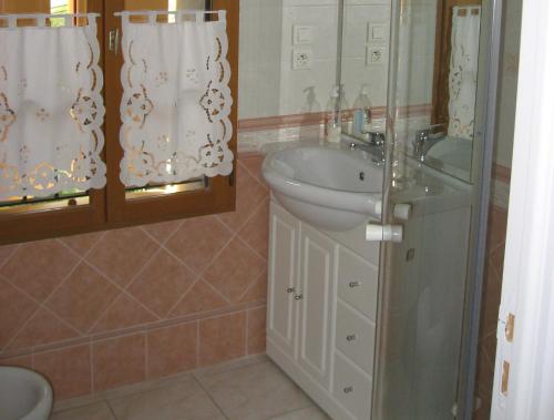 y baño con lavabo y espejo. en Joli T2 1er etage ancienne bergerie en La Seyne-sur-Mer