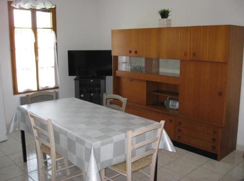 comedor con mesa y centro de entretenimiento en Joli T2 1er etage ancienne bergerie en La Seyne-sur-Mer