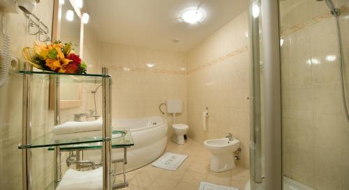 Koupelna v ubytování Grand Hotel