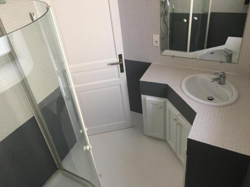 Bilik mandi di Le Patio du Mûrier