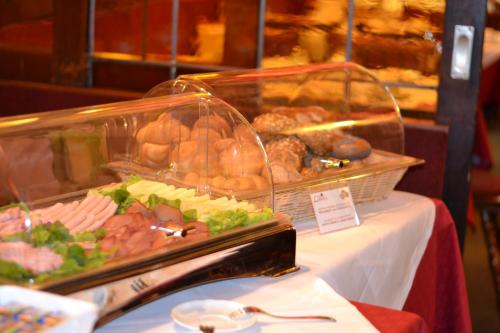 um buffet de comida numa mesa com uma toalha de mesa em Gasthaus Löwen em Freiburg im Breisgau