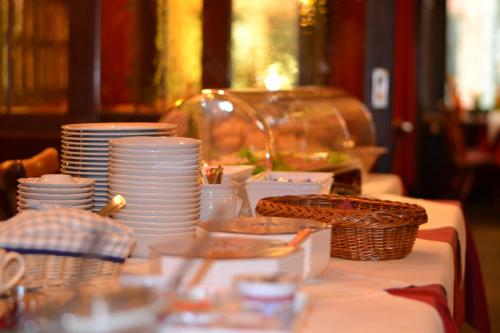 uma mesa com pratos e cestos brancos sobre ela em Gasthaus Löwen em Freiburg im Breisgau