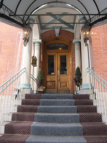 A fachada ou entrada de McGee's Inn
