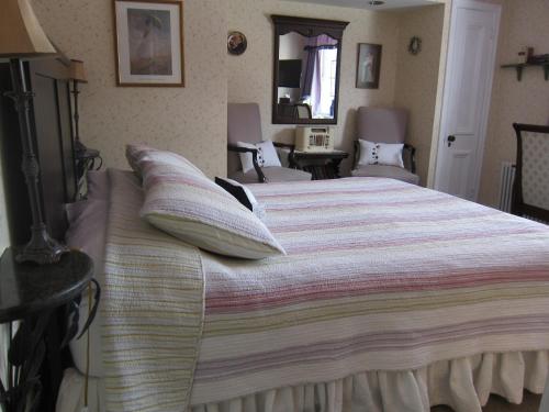 Uma cama ou camas num quarto em McGee's Inn