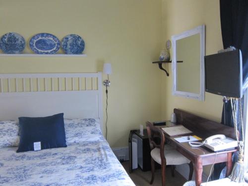 Uma cama ou camas num quarto em McGee's Inn