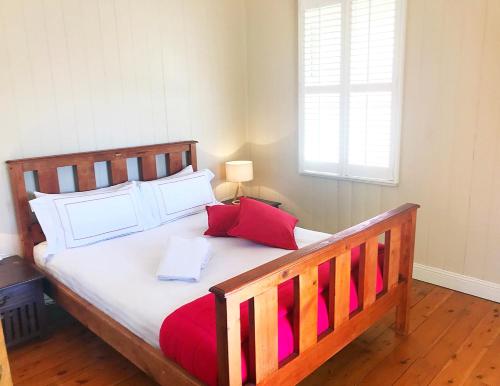 A bed or beds in a room at 4 bedroom house - Walk to Southbank