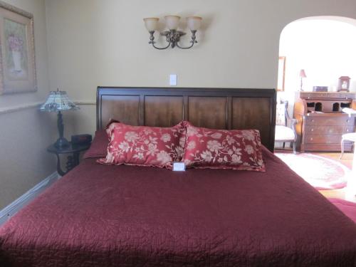 Uma cama ou camas num quarto em McGee's Inn