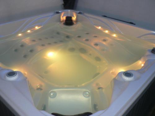 een wit bad met verlichting bij La Mariennaye in Beaurepaire