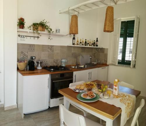 Η κουζίνα ή μικρή κουζίνα στο La terrazza del Sole B&B