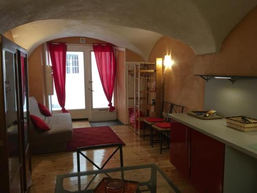 ブリアンソンにあるAu "Gargouillard" de la citadelle Vaubanのキッチン、リビングルーム(赤いカーテン付)