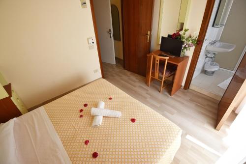Tempat tidur dalam kamar di Silvi Marina Sea Resort
