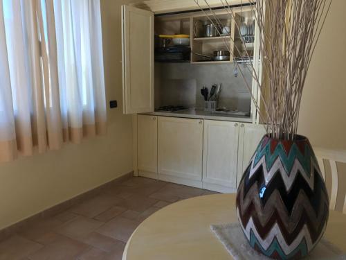 a vase sitting on a table in a kitchen at Hotel Villa Del Parco in La Maddalena