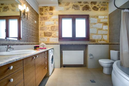 A bathroom at Villa Anerocurù by Chania city