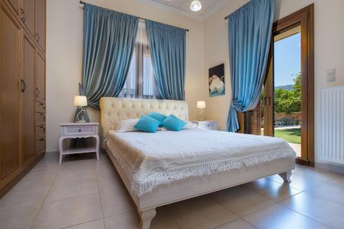 A bed or beds in a room at Villa Anerocurù by Chania city