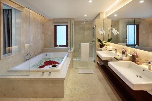 un ampio bagno con vasca e due lavandini di Royal Kamuela Villas & Suites at Monkey Forest Ubud ad Ubud