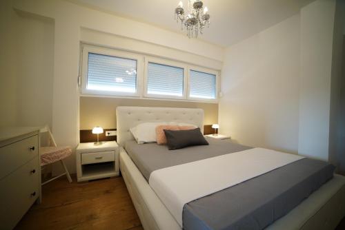 Säng eller sängar i ett rum på Villa Korona Apartments