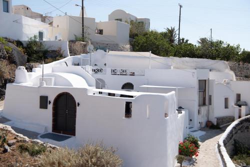 a view of a white house on a hill at Caves 1880 in Oia