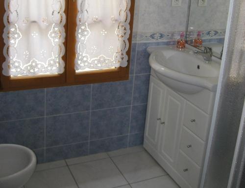 La salle de bains est pourvue d'un lavabo, de toilettes et de 2 fenêtres. dans l'établissement Joli T2 RDC ancienne bergerie, à La Seyne-sur-Mer