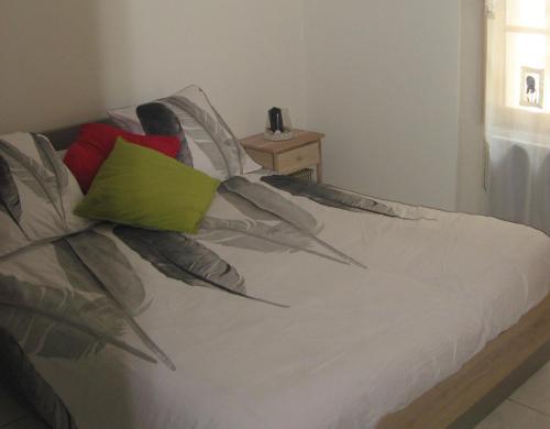 - un lit avec de nombreux oreillers dans l'établissement Joli T2 RDC ancienne bergerie, à La Seyne-sur-Mer