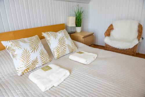 ein Schlafzimmer mit einem Bett mit zwei Handtüchern darauf in der Unterkunft Balatonfüred Apartmanház in Balatonfüred