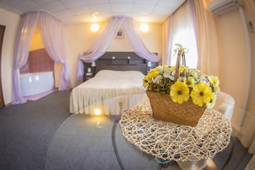 Un pat sau paturi într-o cameră la Hotel Abazhur-ZURO