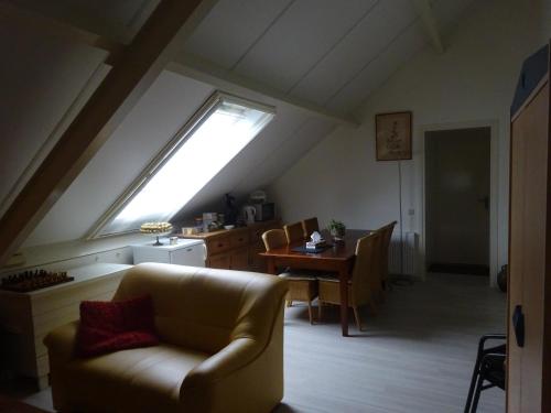 a living room with a couch and a table at B&B Mendelts in Emmen