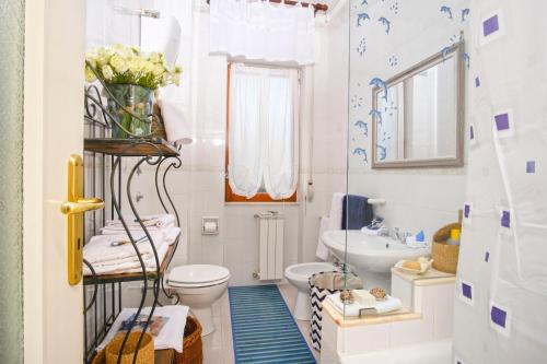 bagno con servizi igienici e lavandino di Green House Adriana a Sorrento