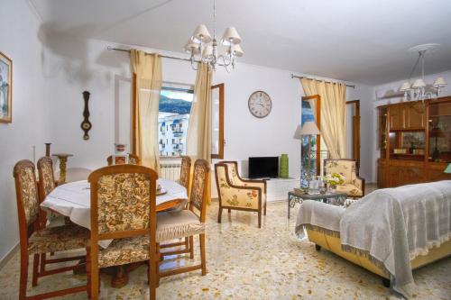 um quarto com uma cama, uma mesa e cadeiras em Green House Adriana em Sorrento