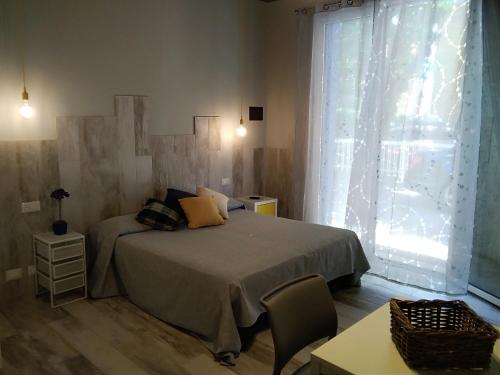 リド・ディ・イエゾロにあるResidence Ambraのベッドルーム1室(ベッド1台、テーブル、窓付)