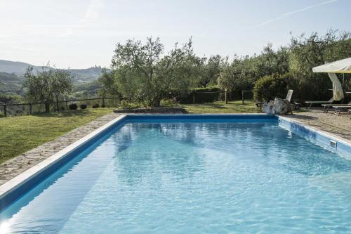 בריכת השחייה שנמצאת ב-Tenuta Croce di Bibbiano או באזור
