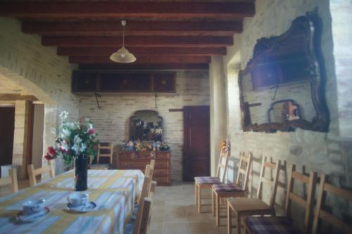 ein Esszimmer mit einem Tisch und Stühlen in der Unterkunft Casale Giordano in Scerni
