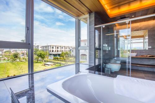 baño grande con bañera y ventana grande en WMS Villa, en Dongshan