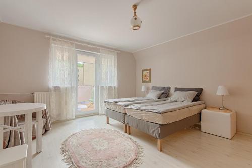 グダニスクにあるStary Gdańskの白いベッドルーム(ベッド1台、窓付)