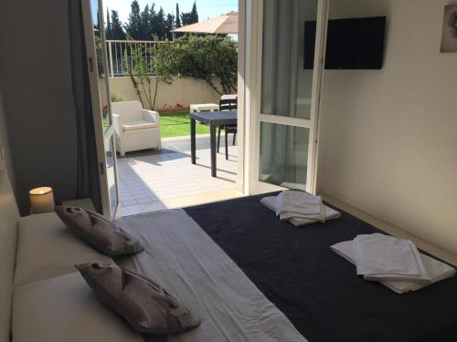 Cette chambre comprend un lit et offre une vue sur le patio. dans l'établissement Le Domus lovely apartment, à Quartu SantʼElena