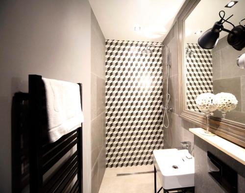 un bagno con doccia, lavandino e WC di Hotel Pomarańczowa Plaża a Sopot