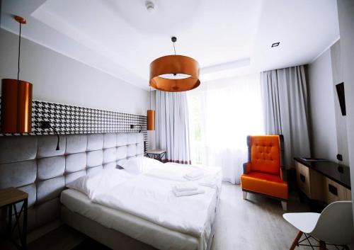 Letto o letti in una camera di Hotel Pomarańczowa Plaża