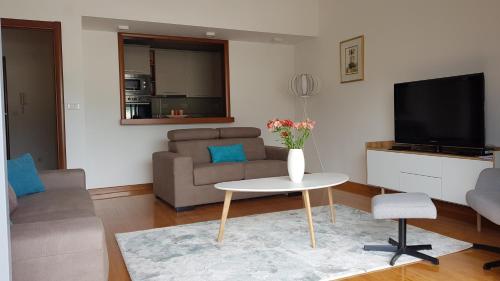 un soggiorno con un divano e un tavolo di Apartment Olive a Bar