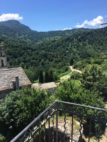 - une vue sur les montagnes depuis le balcon d'une maison dans l'établissement Appartement 2 chambres A Casa De Giovanni à Pietra-di-Verde en Haute-Corse, à Pietra-di-Verde