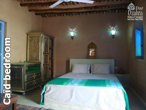 מיטה או מיטות בחדר ב-Riad Dar Dzahra