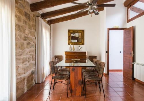 a dining room with a table and chairs at Cal Tomas, Ecoturisme Terra Alta in Bot