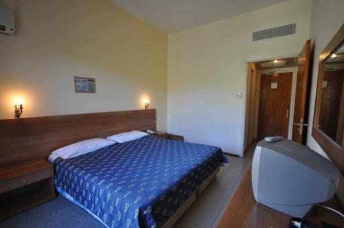 a bedroom with a bed and a desk and a chair at La Petite Planete in Mykines
