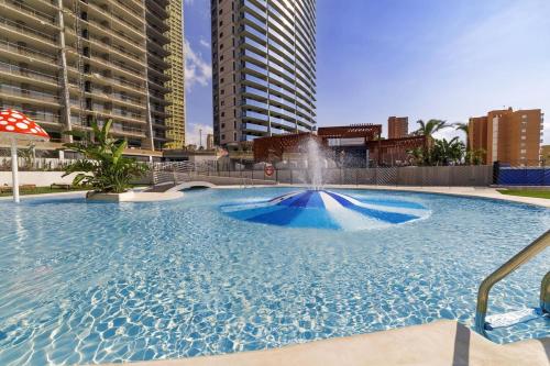 una gran piscina con una fuente en una ciudad en Benidorm Luxury Residential, en Benidorm