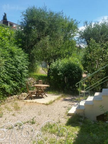 a picnic table in a yard with trees at 205 route de la turbie in Èze