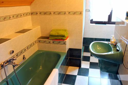 A bathroom at Ibolya Apartmanok