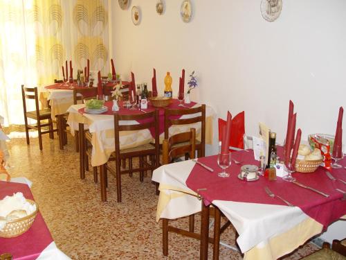 Ресторант или друго място за хранене в Hotel Lariana