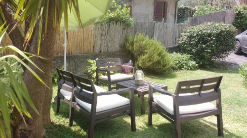 ピエトラサンタにあるLa Bouganville e Il Gelsominoの庭の椅子