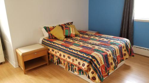 Tempat tidur dalam kamar di Appartement près des Plaines d'Abraham
