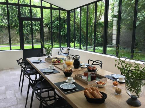 una sala da pranzo con un tavolo con del cibo sopra di La Seignère a Saumur
