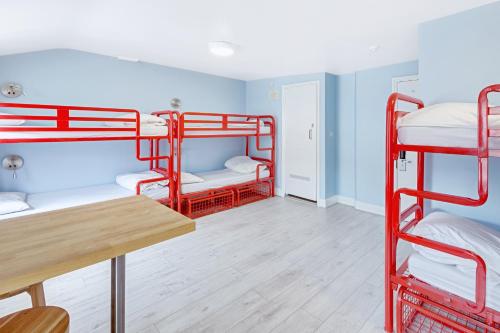 Bed in 8-Bed Mixed Dormitory Room Ensuite (18–40 years)